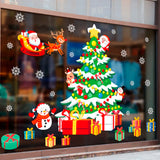 Sticker vitrine : grand sapin vert enneigé, Père Noël et renne cachés dans les branches décorées