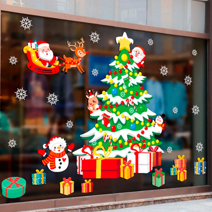 Sticker vitrine : grand sapin vert enneigé, Père Noël et renne cachés dans les branches décorées