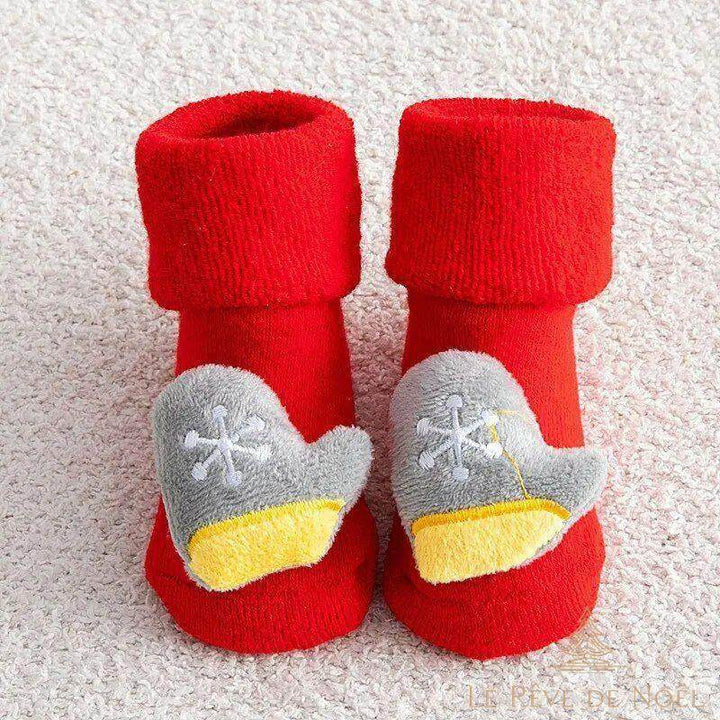 Paire de chaussettes de Noël bébé rouges, moufle grise à flocon blanc et liseré jaune en relief