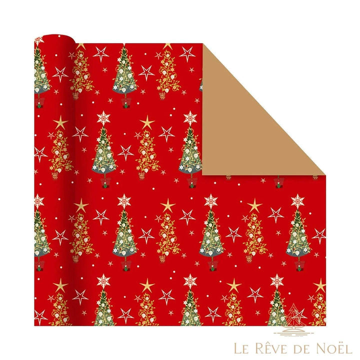 Rouleau de papier cadeau rouge à sapins décorés dorés et blancs sous des étoiles, envers kraft