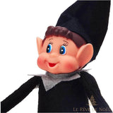 Gros plan sur le visage d'une figurine lutin en bonnet noir pointu, yeux bleus, col en feutre gris