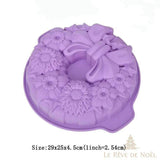 Moule couronne fleurs et nœud en silicone violet, dimensions indiquées 29 x 25 x 4,5 cm