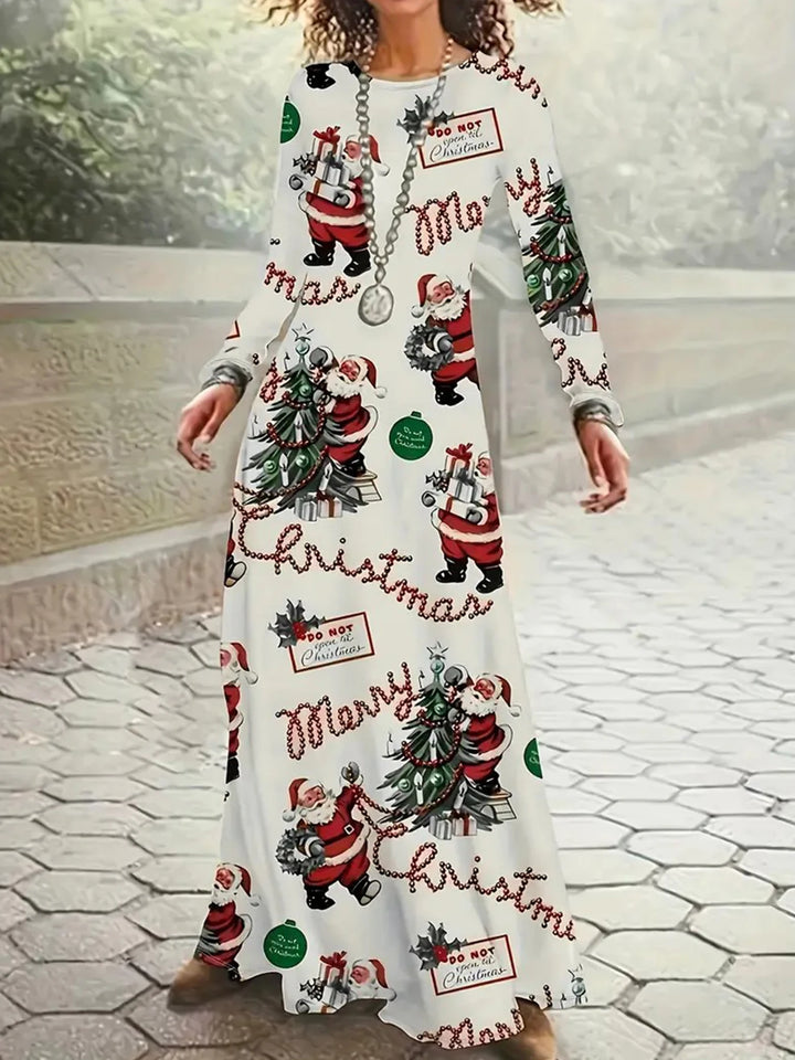 Même robe longue de Noël en blanc, même imprimé Père Noël et sapins, portée en extérieur