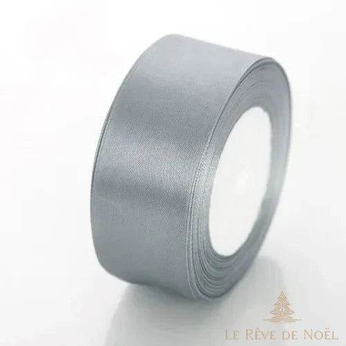 Ruban satin de Noël gris clair, bobine satinée vue de trois quarts