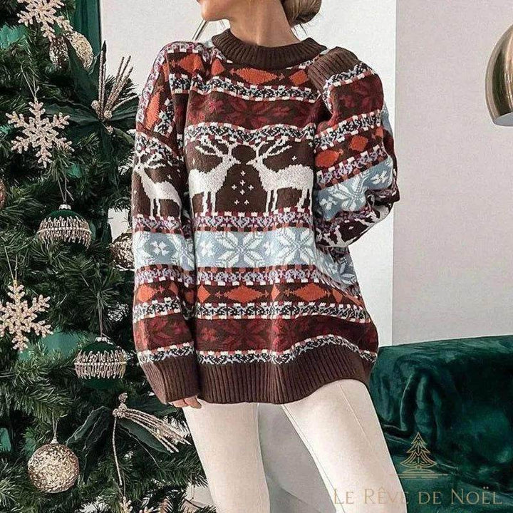 Même pull de Noël en marron, motif jacquard de rennes, visage détourné devant le sapin