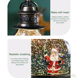 Gros plan sur le sommet ouvragé de la lanterne et sur le Père Noël entouré de paillettes