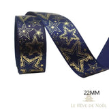 Ruban satin bleu marine à étoiles dorées, largeur 22 mm, enroulé sur fond blanc