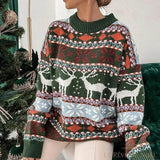 Même pull de Noël en vert, motif jacquard de rennes, gros plan buste, canapé vert en fond