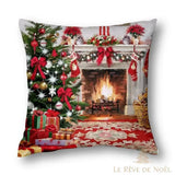 Housse de coussin à motif de cheminée allumée, décorée de guirlandes et de chaussettes de Noël