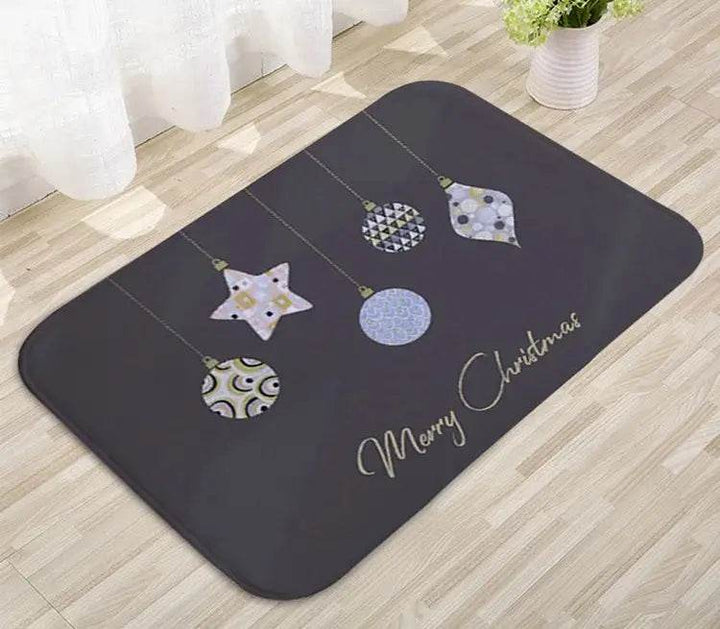 Tapis gris foncé posé au sol : cinq boules et une étoile à motifs suspendues à des fils fins