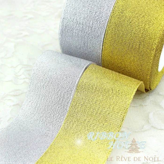Gros plan sur le tissu du ruban replié, texture pailletée dorée et argentée