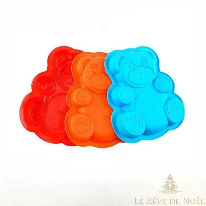 Trois moules à gâteau en forme d'ourson empilés en éventail, coloris rouge, orange et bleu