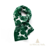 Écharpe en laine verte à motif de rennes blancs et flocons, nouée en boucle sur fond blanc