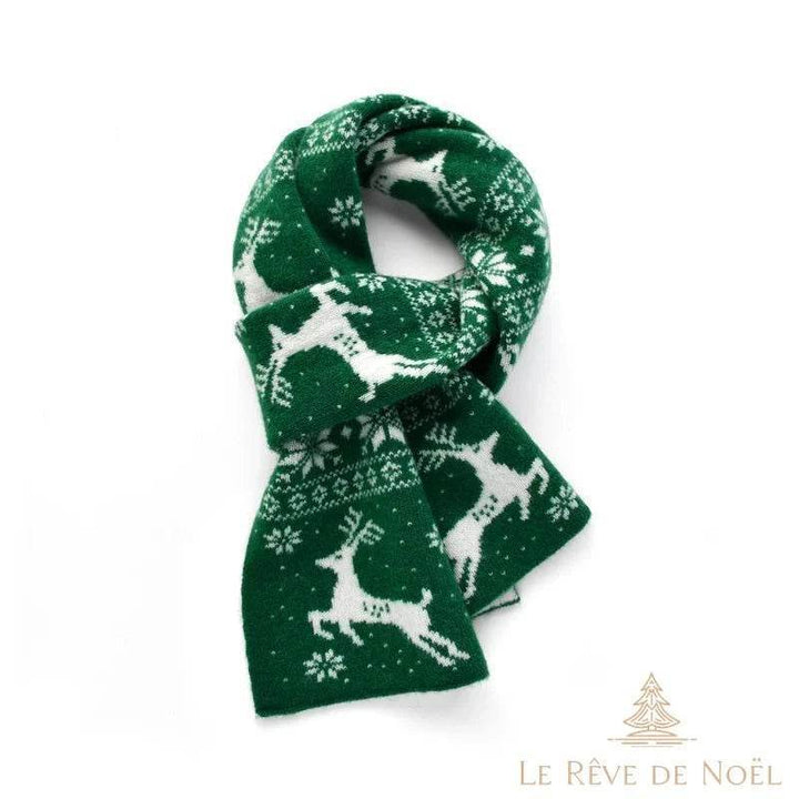 Écharpe en laine verte à motif de rennes blancs et flocons, nouée en boucle sur fond blanc