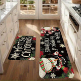 Tapis de cuisine noirs à motif bonhomme de neige et poinsettias, posés au sol d'une cuisine en bois