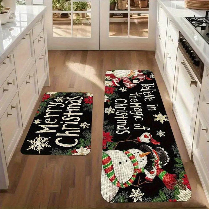 Tapis de cuisine noirs à motif bonhomme de neige et poinsettias, posés au sol d'une cuisine en bois