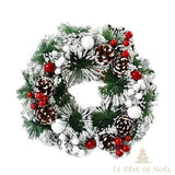 Couronne de Noël blanche avec perles blanches, aiguilles vertes apparentes et baies rouges