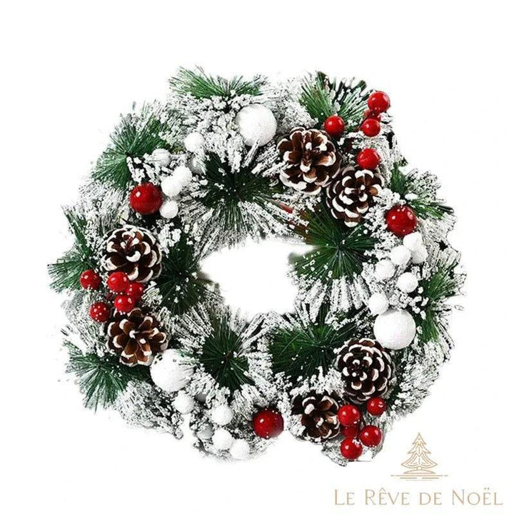 Couronne de Noël blanche avec perles blanches, aiguilles vertes apparentes et baies rouges
