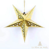 Étoile de Noël en papier doré 30 cm, motifs étoiles et lunes ajourés, suspendue sur fond blanc