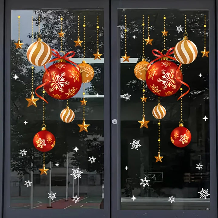 Stickers de boules rouges et dorées et étoiles collés sur une porte vitrée, arbres visibles au travers