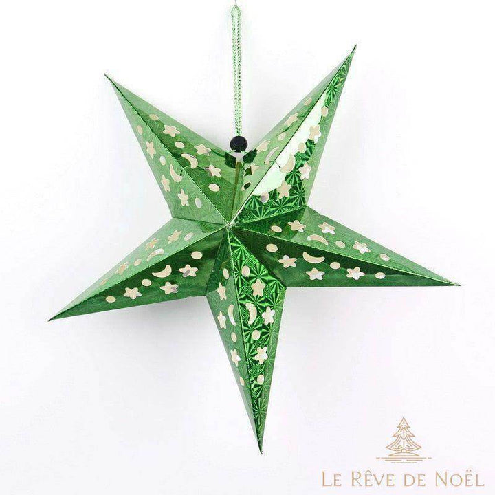Étoile de Noël en papier vert 30 cm, motifs étoiles ajourés, suspendue sur fond blanc