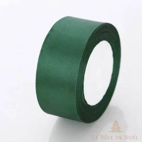Ruban satin de Noël vert sapin foncé, bobine enroulée sur fond clair