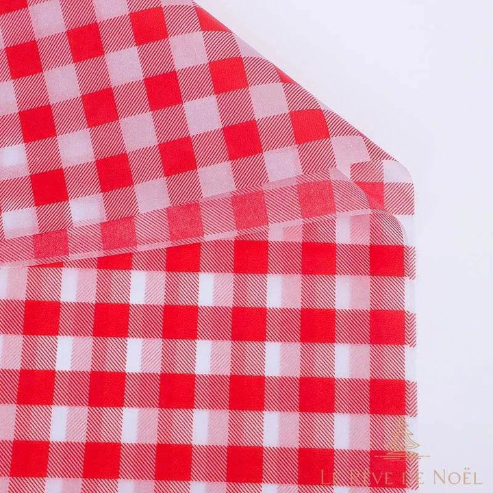 Papier cadeau à carreaux rouges et blancs, plusieurs feuilles superposées et repliées