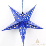 Étoile de Noël en papier bleu roi 30 cm, motifs étoiles ajourés, suspendue sur fond blanc