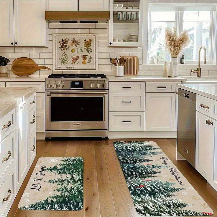 Tapis de cuisine beiges à motif sapins enneigés et oiseau rouge, posés devant une cuisinière inox
