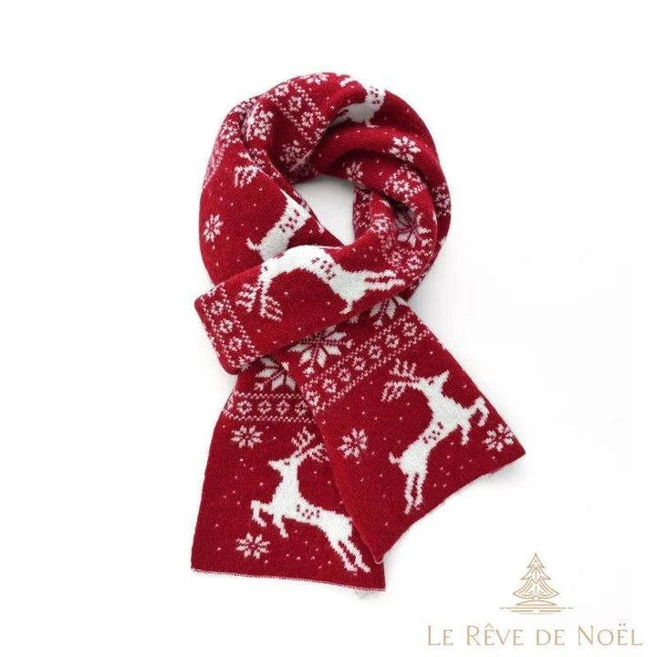 Écharpe en laine rouge à motif de rennes blancs et flocons, nouée en boucle sur fond blanc