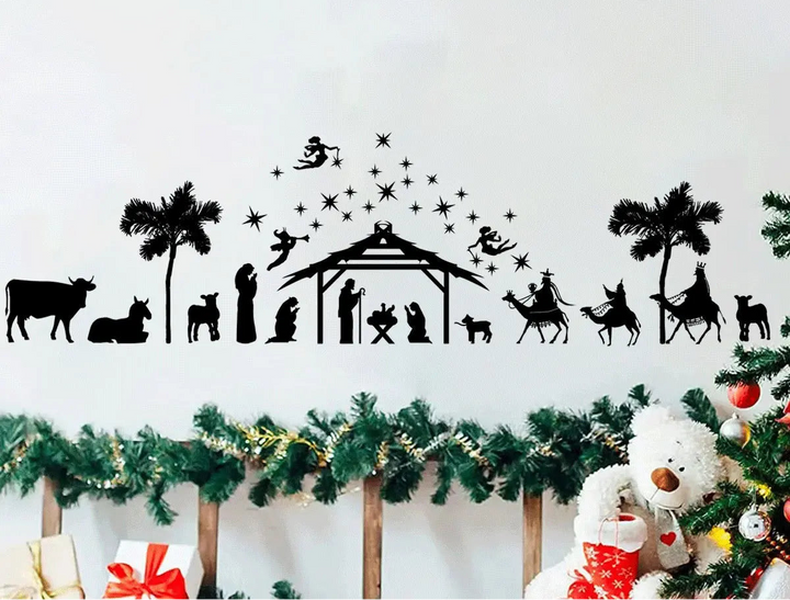 Sticker crèche de Noël au mur, au-dessus d'une rampe d'escalier ornée d'une guirlande de sapin