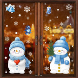 Stickers de bonhommes de neige au bonnet bleu, cœur et sapin, appliqués sur une fenêtre