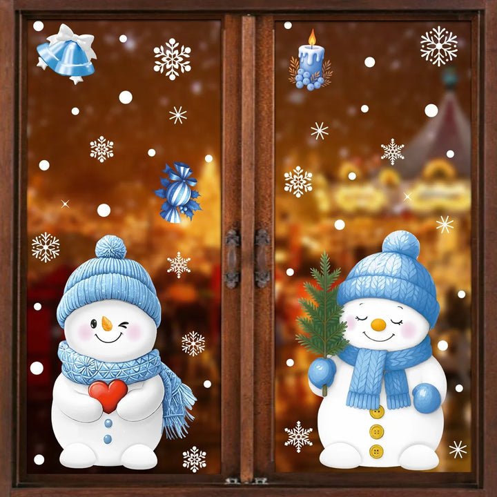 Stickers de bonhommes de neige au bonnet bleu, cœur et sapin, appliqués sur une fenêtre