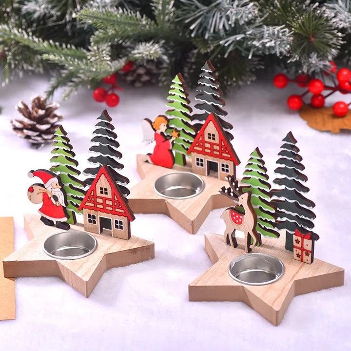 Trois bougeoirs étoile en bois avec coupelle métallique, figurines Père Noël, ange et renne, sur neige