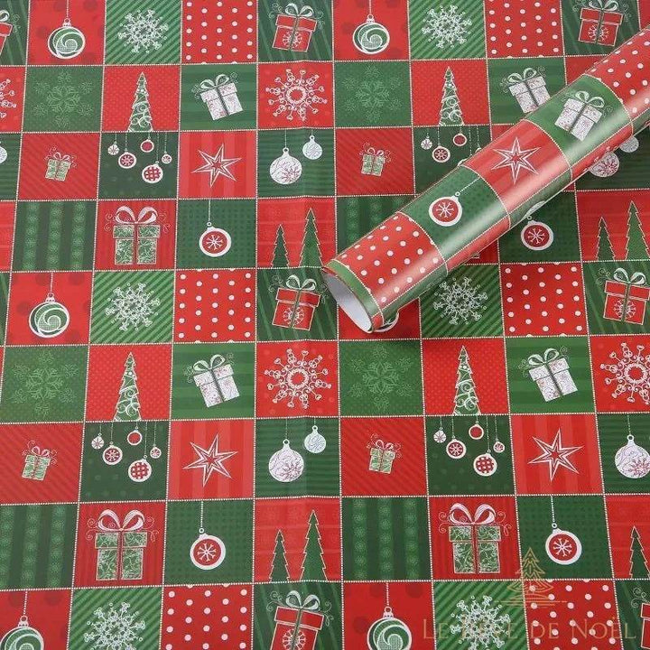 Rouleau de papier cadeau à damier rouge et vert, carrés à étoiles, flocons, sapins et cadeaux