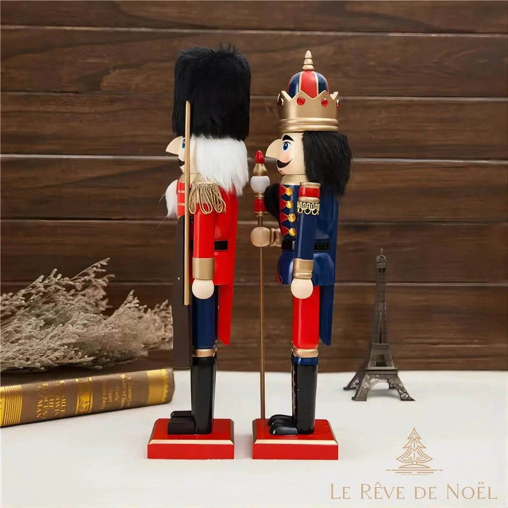 Casse-noisette garde à bonnet noir et casse-noisette couronné posés sur une table décorée