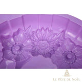 Macro sur le rebord cannelé et les motifs floraux détaillés du moule en silicone