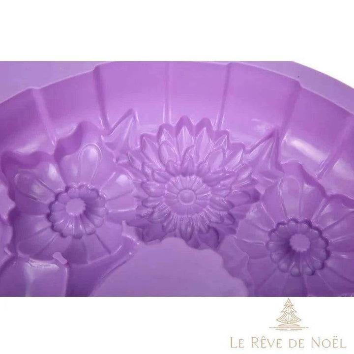 Macro sur le rebord cannelé et les motifs floraux détaillés du moule en silicone