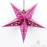 Étoile de Noël en papier rose fuchsia 30 cm, motifs étoiles ajourés, suspendue sur fond blanc