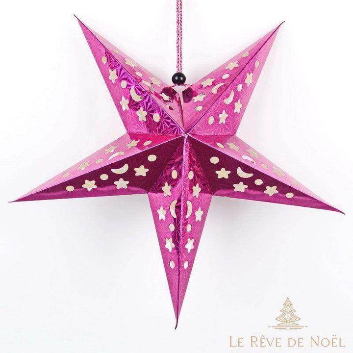 Étoile de Noël en papier rose fuchsia 30 cm, motifs étoiles ajourés, suspendue sur fond blanc