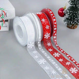 Quatre bobines de ruban organza à flocons, blanc et rouge, devant un petit sapin enneigé