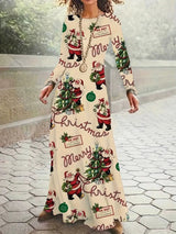 Même robe longue de Noël en beige clair, imprimé Père Noël et sapins identique, portée dehors