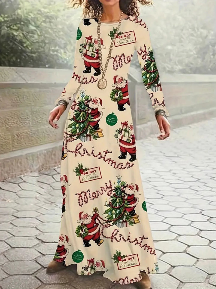 Même robe longue de Noël en beige clair, imprimé Père Noël et sapins identique, portée dehors