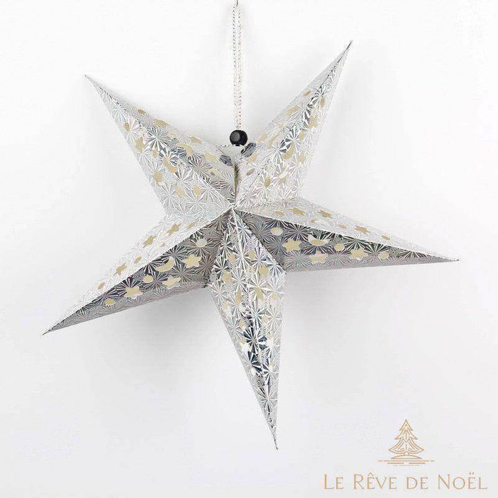 Étoile de Noël en papier argenté 30 cm, motifs étoiles ajourés, suspendue sur fond blanc