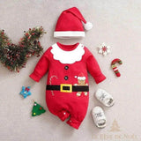 Barboteuse rouge imitant un costume de Père Noël, bonnet à pompon blanc, posée avec des baskets