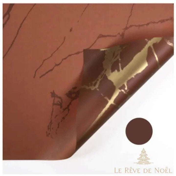 Papier cadeau marron terracotta effet marbre, coin replié sur un brun plus foncé veiné d'or