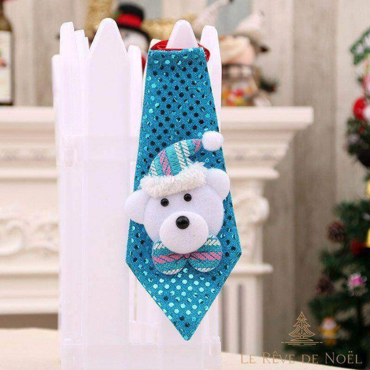 Cravate turquoise à tête d'ours éteinte, coiffée d'un bonnet, devant un sapin décoré