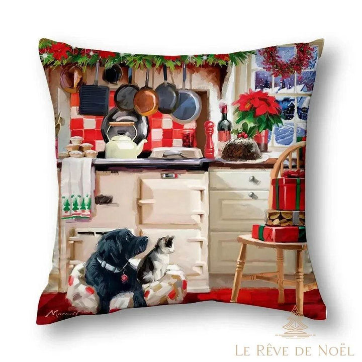 Housse de coussin montrant un chien et un chat assis devant une cuisine décorée pour Noël