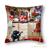 Housse de coussin carrée imprimée : chien et chat assis dans une cuisine de Noël décorée