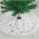 Pied de sapin en fausse fourrure blanche semée de flocons de neige argentés scintillants
